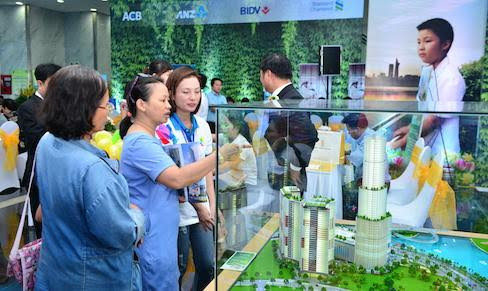Khách hàng, nhà đầu tư đăng ký tham quan, tìm hiểu các dự án được giới thiệu tại lễ hội Dragon City Festival 2015. Khách hàng, nhà đầu tư đăng ký tham quan, tìm hiểu các dự án được giới thiệu tại lễ hội Dragon City Festival 2015.