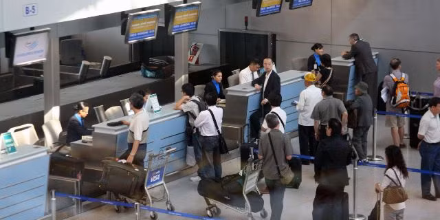 Theo đánh giá, sân bay Tân Sơn Nhất hiện đã khai thác vượt công suất thiết kế nên chất lượng dịch vụ phục vụ hành khách còn một số hạn chế. Ảnh minh họa.