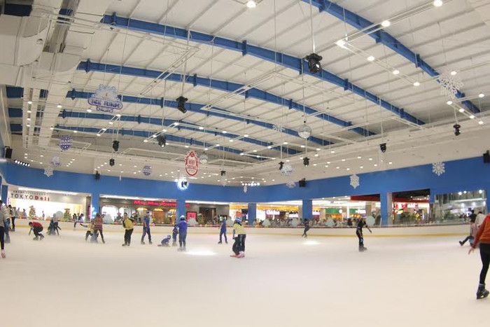 Các bạn trẻ háo hức với sân trượt băng tự nhiên trong nhà lớn nhất TP.Hồ Chí Minh Vinpearlland Ice Rink. Các bạn trẻ háo hức với sân trượt băng tự nhiên trong nhà lớn nhất TP.Hồ Chí Minh Vinpearlland Ice Rink.