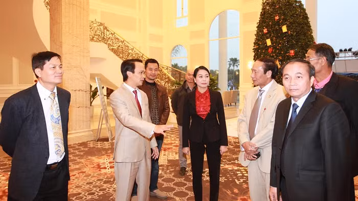 Ông Trịnh Văn Quyết - Chủ tịch Tập đoàn FLC, bà Hoàng Thị Thúy Lan - Bí thư Tỉnh ủy, Chủ tịch HĐND tỉnh Vĩnh Phúc và ông Nguyễn Văn Trì - Chủ tịch UBND tỉnh Vĩnh Phúc đón tiếp kiều bào tại sảnh FLC Hotel Vĩnh Thịnh.