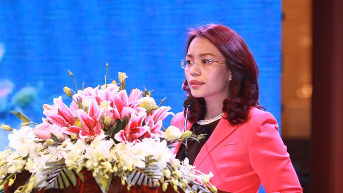 Bà Hương Trần Kiều Dung - Tổng Giám đốc Tập đoàn FLC - phát biểu chào mừng bà con kiều bào tham dự chương trình “Xuân yêu thương” tại FLC Vĩnh Thịnh Resort.