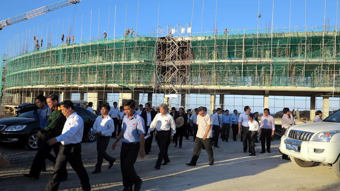 Khách sạn FLC Hotel Quynhon dài nhất Việt Nam với gần 1 km uốn lượn dọc bờ biển đang được khẩn trương thi công. Khách sạn FLC Hotel Quynhon dài nhất Việt Nam với gần 1 km uốn lượn dọc bờ biển đang được khẩn trương thi công.