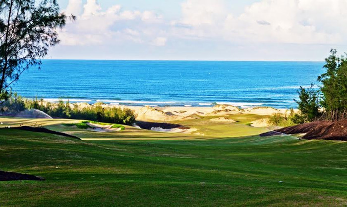 Hạng mục sân golf của Quần thể FLC Quy Nhơn đã được hoàn thiện trong thời gian nhanh kỷ lục 5 tháng. Hạng mục sân golf của Quần thể FLC Quy Nhơn đã được hoàn thiện trong thời gian nhanh kỷ lục 5 tháng.