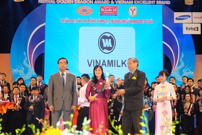 Bà Nguyễn Minh Tâm, Giám đốc Chi nhánh Vinamilk tại Hà Nội đại diện công ty nhận giải thưởng Thương hiệu mạnh Việt Nam 2015