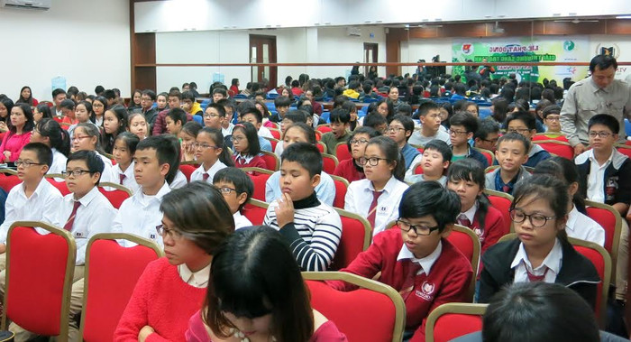 Các em học sinh tham dự buổi lễ. Các em học sinh tham dự buổi lễ.
