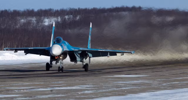 Các tên lửa dẫn đường mà Su-33 có thể mang như KH-25MP, Kh-31 và H-41. Máy bay có thể sử dụng trong cả ngày lẫn đêm trên biển.