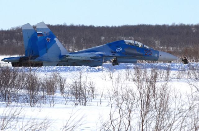 Su-33 bay lần đầu tiên vào tháng 5-1985, và bắt đầu phục vụ trong Hải quân Nga vào năm 1994. Một trung đoàn gồm 24 chiếc đã được biên chế hoạt động trên tàu sân bay duy nhất của Hải quân Nga, chiếc Đô đốc Kuznetsov. Su-33 bay lần đầu tiên vào tháng 5-1985, và bắt đầu phục vụ trong Hải quân Nga vào năm 1994. Một trung đoàn gồm 24 chiếc đã được biên chế hoạt động trên tàu sân bay duy nhất của Hải quân Nga, chiếc Đô đốc Kuznetsov.