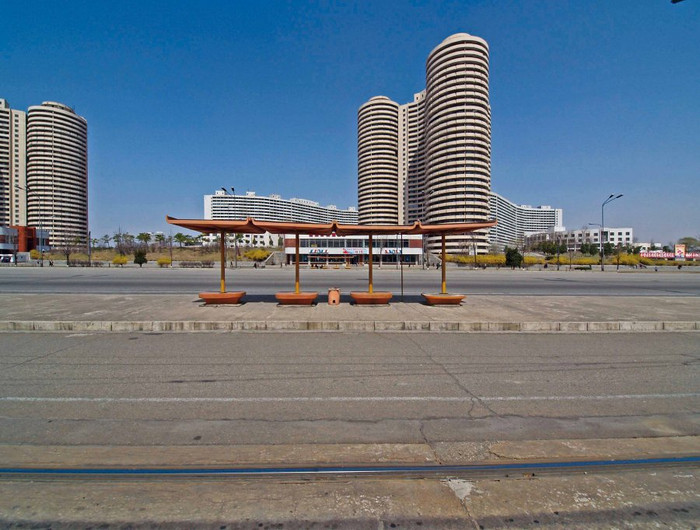 Những tòa nhà chung cư hình trụ với những tầng nhà lượn sóng.