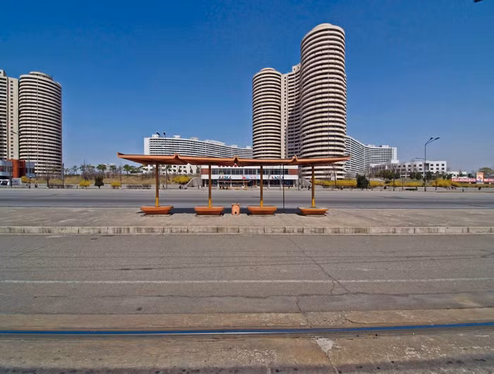 Những tòa nhà chung cư hình trụ với những tầng nhà lượn sóng.