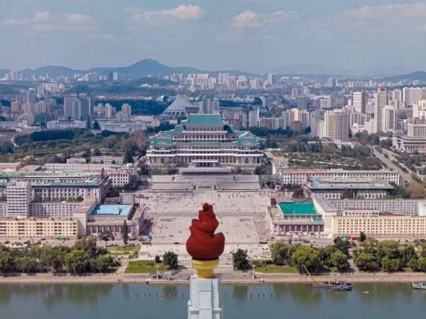 Ngọn đuốc đỏ trên tháp Juche - từ có nghĩa là "tự lực" - một tư tưởng chủ đạo ở Triều Tiên.