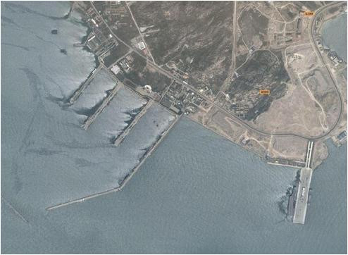 Tàu sân bay Liêu Ninh ở căn cứ Tam Á (ảnh do dân mạng đăng tải) Tàu sân bay Liêu Ninh ở căn cứ Tam Á (ảnh do dân mạng đăng tải)