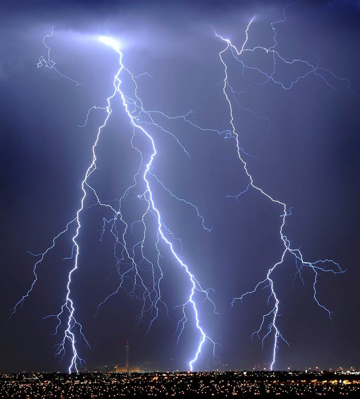 Những tia chớp xé rạch bầu trời thành phố Las Vegas trong một cơn giông ngày 13/9/2011. Những tia chớp xé rạch bầu trời thành phố Las Vegas trong một cơn giông ngày 13/9/2011.