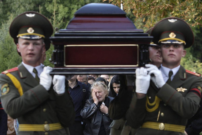 Đám tang một cầu thủ hockey người Belarus có tên Ruslan Sale, người nằm trong số 43 nạn nhân thiệt mạng trọng vụ rơi máy bay YAK-42 tại Nga (ảnh chụp ngày 10/9/2011 tại Minsk, thủ đô Belarus). Đám tang một cầu thủ hockey người Belarus có tên Ruslan Sale, người nằm trong số 43 nạn nhân thiệt mạng trọng vụ rơi máy bay YAK-42 tại Nga (ảnh chụp ngày 10/9/2011 tại Minsk, thủ đô Belarus).