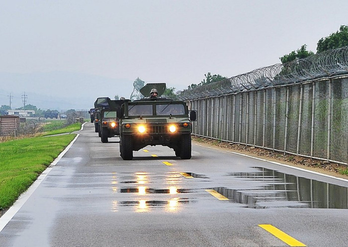 Kết cấu giáp mới được lắp đặt trên xe chiến đấu Humvee trên có thể bảo vệ pháo thủ đứng trên nóc xe khỏi làn đạn của các loại vũ khí bộ binh hạng nhẹ, giảm thiểu khả năng bị thương vong cho binh sỹ. Kết cấu giáp mới được lắp đặt trên xe chiến đấu Humvee trên có thể bảo vệ pháo thủ đứng trên nóc xe khỏi làn đạn của các loại vũ khí bộ binh hạng nhẹ, giảm thiểu khả năng bị thương vong cho binh sỹ.