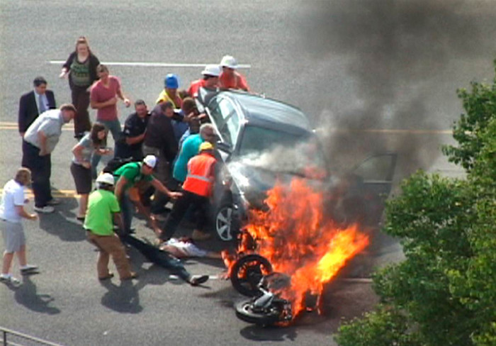 Những người qua đường dũng cảm ở Mỹ đã liều mình lao tới giải cứu một thanh niên mắc kẹt bên dưới chiếc xe hơi chuẩn bị phát nổ ở Logan, Utah. Những người qua đường dũng cảm ở Mỹ đã liều mình lao tới giải cứu một thanh niên mắc kẹt bên dưới chiếc xe hơi chuẩn bị phát nổ ở Logan, Utah.