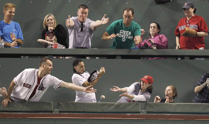 Khán giả trong một trận bóng chày tổ chức tại Boston, Mỹ. Khán giả trong một trận bóng chày tổ chức tại Boston, Mỹ.