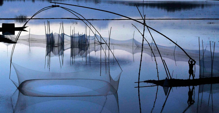 Một ngư dân ở làng Budhabudhi, đông bắc Ấn Độ đang cất vó kiếm cá (ảnh chụp ngày 12/9/2011). Một ngư dân ở làng Budhabudhi, đông bắc Ấn Độ đang cất vó kiếm cá (ảnh chụp ngày 12/9/2011).