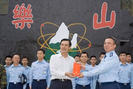 Nhà lãnh đạo Đài Loan Mã Anh Cửu trong một lần đến thăm trạm ra đa chiến lược của đảo này