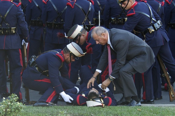 Một binh sỹ ngã gục trong lúc đứng điều lệnh. Một binh sỹ ngã gục trong lúc đứng điều lệnh.