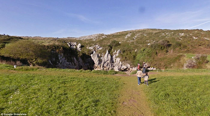 Đứng từ xa chỉ nhìn thấy những chỏm đá lởm chởm và khó mà nhìn thấy bãi biển kì lạ này... Đứng từ xa chỉ nhìn thấy những chỏm đá lởm chởm và khó mà nhìn thấy bãi biển kì lạ này...