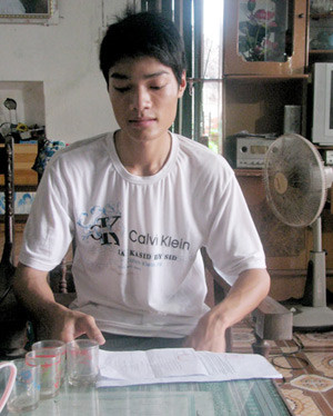 Vũ Viết Tiến bên giấy báo trúng tuyển đại học của trường Đại học Nông nghiệp và lệnh gọi công dân nhập ngũ Vũ Viết Tiến bên giấy báo trúng tuyển đại học của trường Đại học Nông nghiệp và lệnh gọi công dân nhập ngũ