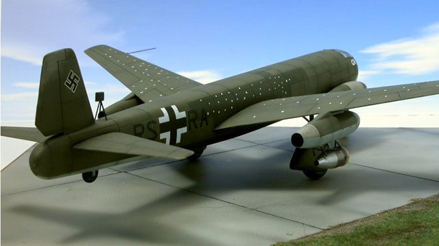 Cánh xuôi trước do kỹ sư thiết kế đứng đầu đề án là tiến sĩ Hans Wocke đề xướng, thiết kế này tăng thêm lực nâng phụ ở vận tốc thấp – điều này là cần thiết do tính năng kém của những động cơ tuabin đời đầu vào thời điểm nhạy cảm như cất và hạ cánh.(mô hình) Cánh xuôi trước do kỹ sư thiết kế đứng đầu đề án là tiến sĩ Hans Wocke đề xướng, thiết kế này tăng thêm lực nâng phụ ở vận tốc thấp – điều này là cần thiết do tính năng kém của những động cơ tuabin đời đầu vào thời điểm nhạy cảm như cất và hạ cánh.(mô hình)