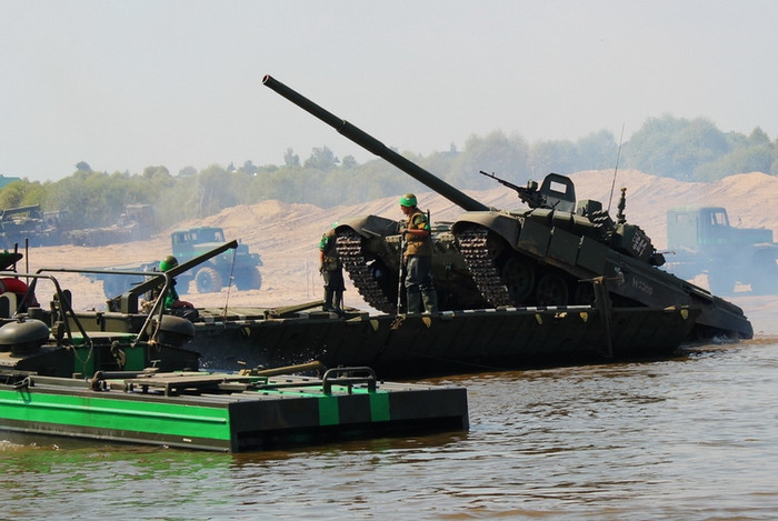 Một chiếc xe tăng được hướng dẫn leo lên cầu đã sẵn sàng