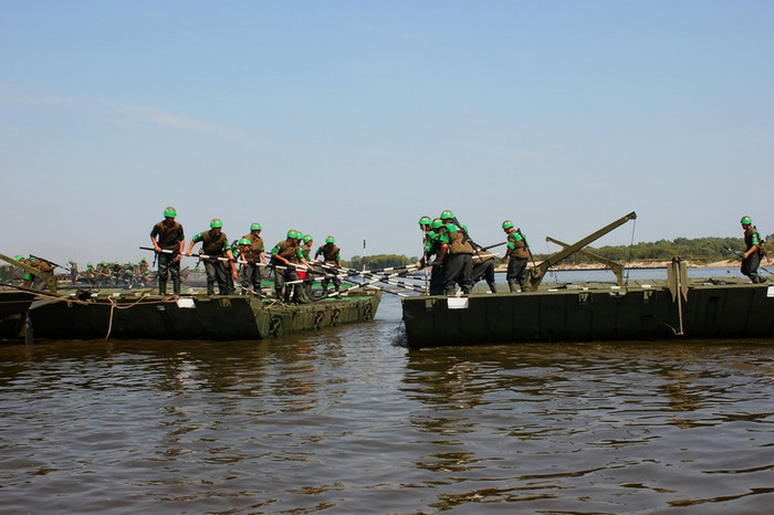 Thực hành ráp nối các nhịp cầu phao với nhau.