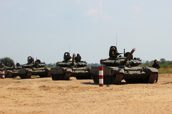 Xe tăng của lục quân chuẩn bị lần lượt vượt sông bằng cầu dã chiến