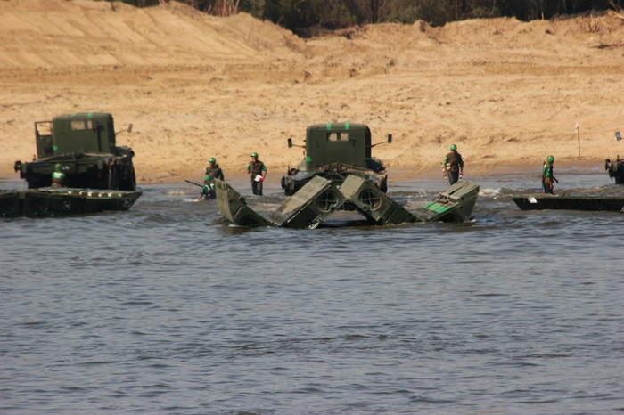 Các đốt cầu đươc xe vận tải thả xuống sông trước khi được kết nối thành cầu hoàn chỉnh