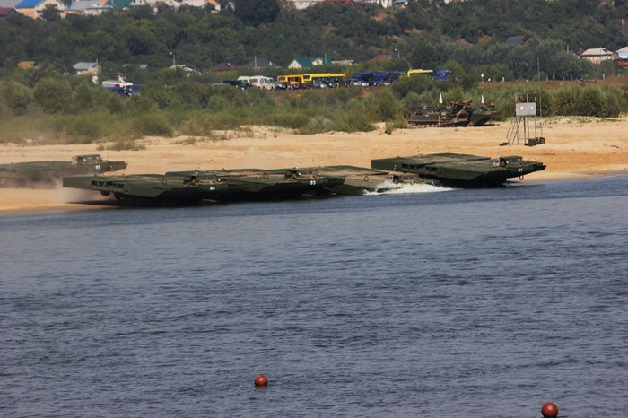 Các kết cấu của cầu dã chiến được bố trí trên các xe tải chuyên dụng