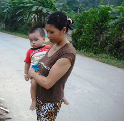 Chị Nhung vui vẻ bên đứa con trai.