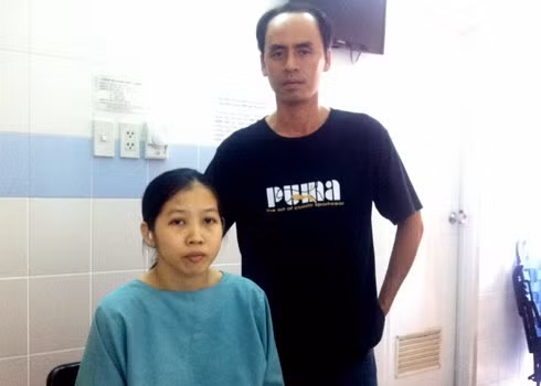 Sau 2 ngày phẫu thuật, sức khỏe sản phụ đã dần ổn định. Hai vợ chồng bảo nhau sẽ cố hết sức để nuôi con. Ảnh: Thiên Chương.