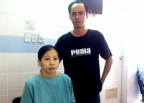 Sau 2 ngày phẫu thuật, sức khỏe sản phụ đã dần ổn định. Hai vợ chồng bảo nhau sẽ cố hết sức để nuôi con. Ảnh: Thiên Chương. Sau 2 ngày phẫu thuật, sức khỏe sản phụ đã dần ổn định. Hai vợ chồng bảo nhau sẽ cố hết sức để nuôi con. Ảnh: Thiên Chương.