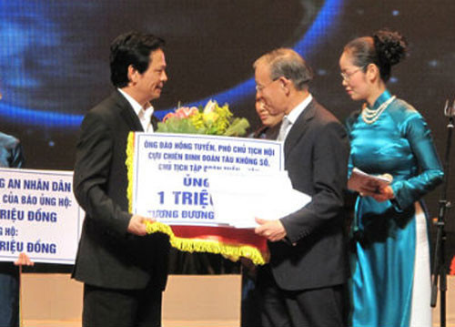 Ông Đào Hồng Tuyển trao 1 triệu USD ủng hộ nạn nhân thiên tai Nhật Bản. Ông Đào Hồng Tuyển trao 1 triệu USD ủng hộ nạn nhân thiên tai Nhật Bản.