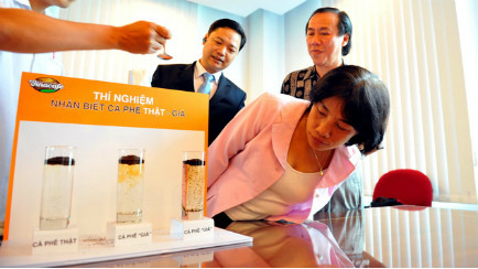 Thí nghiệm đổ cà phê vào nước để nhận biết cà phê thật được Vinacafe Biên Hòa truyền thông tới nhân dân, tuy nhiên sự thật khoa học lại khác. (Ảnh TTO) Thí nghiệm đổ cà phê vào nước để nhận biết cà phê thật được Vinacafe Biên Hòa truyền thông tới nhân dân, tuy nhiên sự thật khoa học lại khác. (Ảnh TTO)