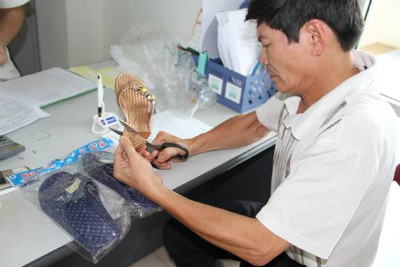 Cơ quan chức năng cắt gót dép để kiểm tra