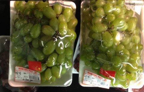 Nho bán tại siêu thị Big C the Garden (Mỹ Đình, Hà Nội) bên ngoài nhãn in made in Vietnam, nhưng bên trong lại dán cờ Trung Quốc