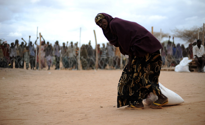 Khu vực Sừng Châu Phi nghèo đói hiện nay đang phải chịu đựng thảm kịch hạn hán và mất mùa tồi tệ nhất trong vòng 100 năm qua. Khu vực Sừng Châu Phi nghèo đói hiện nay đang phải chịu đựng thảm kịch hạn hán và mất mùa tồi tệ nhất trong vòng 100 năm qua.