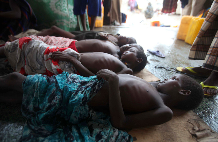 Khu vực Sừng Châu Phi nghèo đói hiện nay đang phải chịu đựng thảm kịch hạn hán và mất mùa tồi tệ nhất trong vòng 100 năm qua. Khu vực Sừng Châu Phi nghèo đói hiện nay đang phải chịu đựng thảm kịch hạn hán và mất mùa tồi tệ nhất trong vòng 100 năm qua.