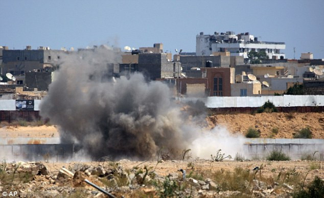 Gaddafi cho biết khu dinh thự Bab Al-Aziziya của ông đã bị không quân của NATO san phẳng bằng 64 đợt không kích. Gaddafi cho biết khu dinh thự Bab Al-Aziziya của ông đã bị không quân của NATO san phẳng bằng 64 đợt không kích.