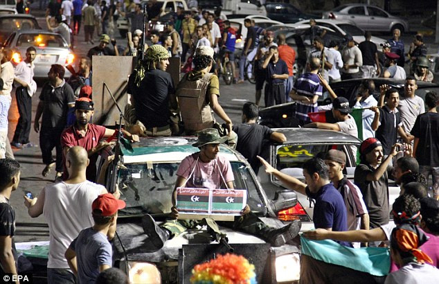 Gaddafi cho biết khu dinh thự Bab Al-Aziziya của ông đã bị không quân của NATO san phẳng bằng 64 đợt không kích. Gaddafi cho biết khu dinh thự Bab Al-Aziziya của ông đã bị không quân của NATO san phẳng bằng 64 đợt không kích.