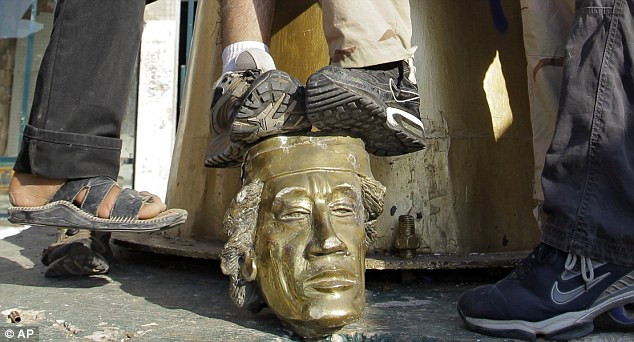 Gaddafi cho biết khu dinh thự Bab Al-Aziziya của ông đã bị không quân của NATO san phẳng bằng 64 đợt không kích. Gaddafi cho biết khu dinh thự Bab Al-Aziziya của ông đã bị không quân của NATO san phẳng bằng 64 đợt không kích.