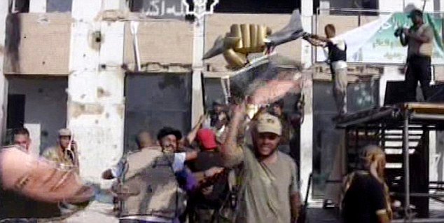 Gaddafi cho biết khu dinh thự Bab Al-Aziziya của ông đã bị không quân của NATO san phẳng bằng 64 đợt không kích. Gaddafi cho biết khu dinh thự Bab Al-Aziziya của ông đã bị không quân của NATO san phẳng bằng 64 đợt không kích.