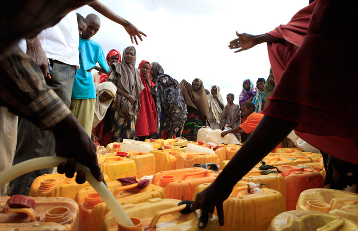 Khu vực Sừng Châu Phi nghèo đói hiện nay đang phải chịu đựng thảm kịch hạn hán và mất mùa tồi tệ nhất trong vòng 100 năm qua. Khu vực Sừng Châu Phi nghèo đói hiện nay đang phải chịu đựng thảm kịch hạn hán và mất mùa tồi tệ nhất trong vòng 100 năm qua.