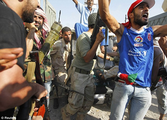 Gaddafi cho biết khu dinh thự Bab Al-Aziziya của ông đã bị không quân của NATO san phẳng bằng 64 đợt không kích. Gaddafi cho biết khu dinh thự Bab Al-Aziziya của ông đã bị không quân của NATO san phẳng bằng 64 đợt không kích.