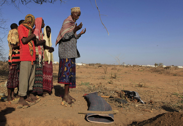 Khu vực Sừng Châu Phi nghèo đói hiện nay đang phải chịu đựng thảm kịch hạn hán và mất mùa tồi tệ nhất trong vòng 100 năm qua. Khu vực Sừng Châu Phi nghèo đói hiện nay đang phải chịu đựng thảm kịch hạn hán và mất mùa tồi tệ nhất trong vòng 100 năm qua.
