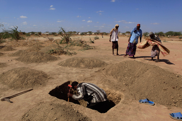 Khu vực Sừng Châu Phi nghèo đói hiện nay đang phải chịu đựng thảm kịch hạn hán và mất mùa tồi tệ nhất trong vòng 100 năm qua. Khu vực Sừng Châu Phi nghèo đói hiện nay đang phải chịu đựng thảm kịch hạn hán và mất mùa tồi tệ nhất trong vòng 100 năm qua.