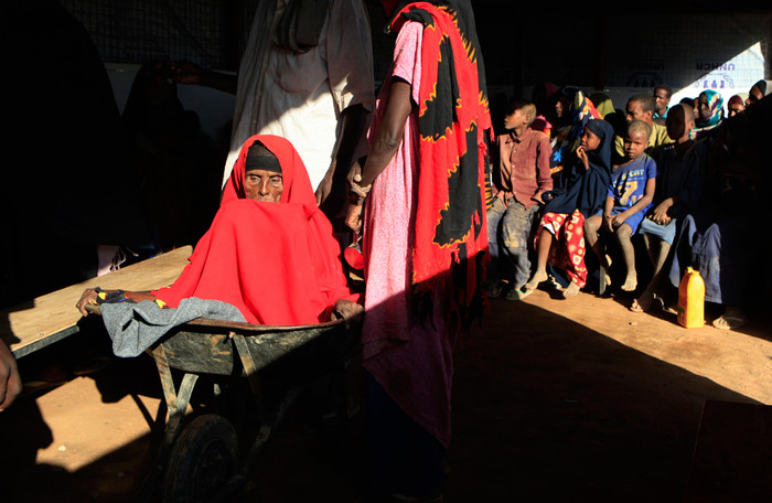 Khu vực Sừng Châu Phi nghèo đói hiện nay đang phải chịu đựng thảm kịch hạn hán và mất mùa tồi tệ nhất trong vòng 100 năm qua. Khu vực Sừng Châu Phi nghèo đói hiện nay đang phải chịu đựng thảm kịch hạn hán và mất mùa tồi tệ nhất trong vòng 100 năm qua.