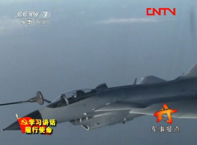 Tiêm kích J-10 Trung Quốc luyện bay “xâu kim”, tiếp dầu trên không Tiêm kích J-10 Trung Quốc luyện bay “xâu kim”, tiếp dầu trên không
